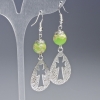 Aretes de varisita verde claro (pulido) bola lisa, diámetro 10 mm, 19,5×31 mm ±, longitud 63 mm ± con inserciones metálicas