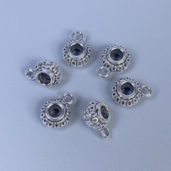 Aro colgante plateado – color plata, medidas 11x8x6 mm ±, diámetros de orificios 3,5 mm ± y 2 mm ±, empaque 20 g (~ 18 uds.)
