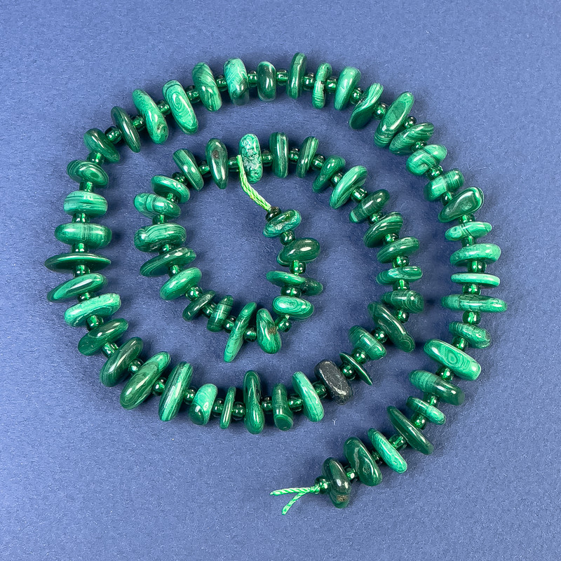 Cuentas troceadas de malaquita en hilo 41 cm