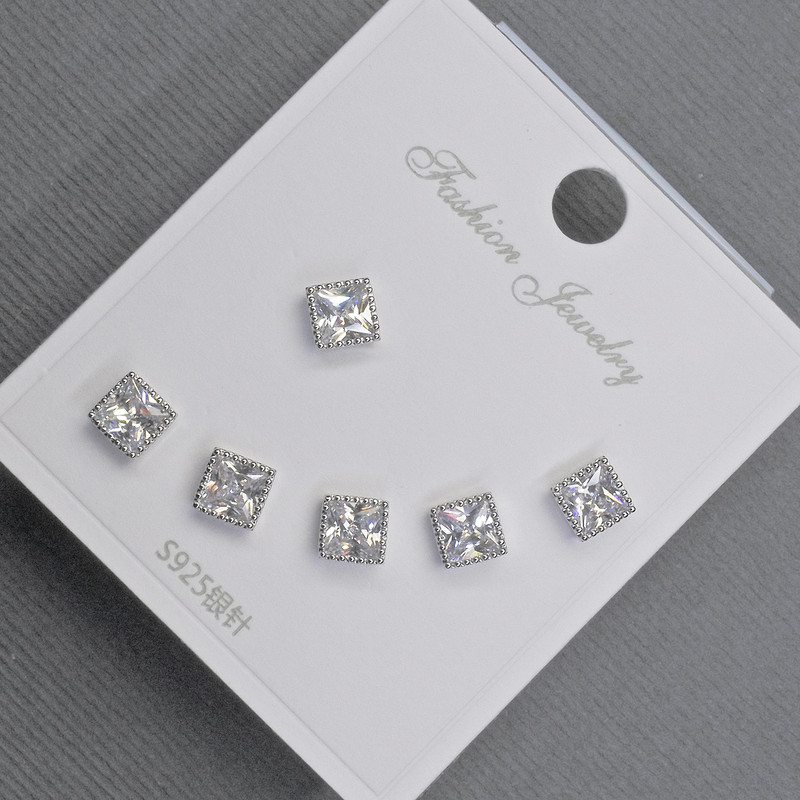Aretes tipo botón plateados con cristales blancos de 5 mm ±