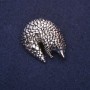 Broche Pangolín 38×28 mm, metal plateado