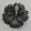 Broche-pendiente Flor de Petunia negra mate, cuentas azules, destellos verdes, base de metal plateado 51×51 mm